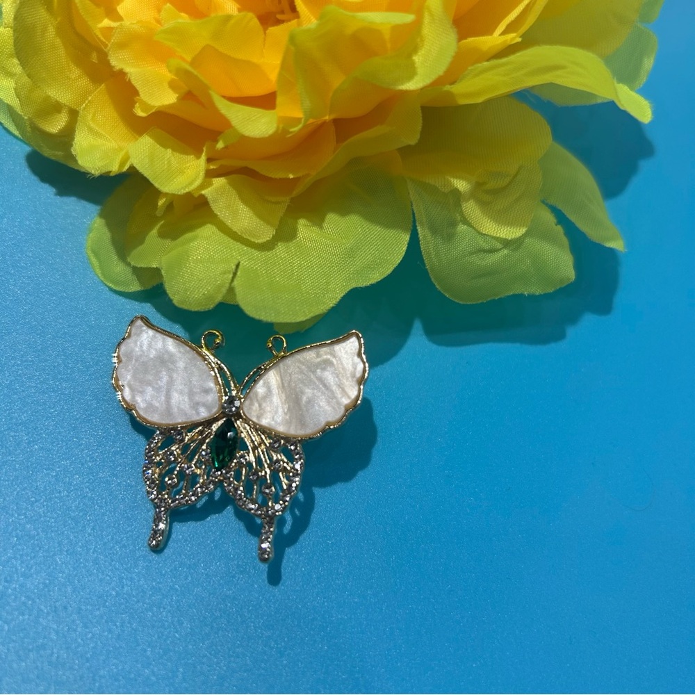 Butterfly Brooch , Pin Brand New . Great for
Everyday or Occasionally, Unique